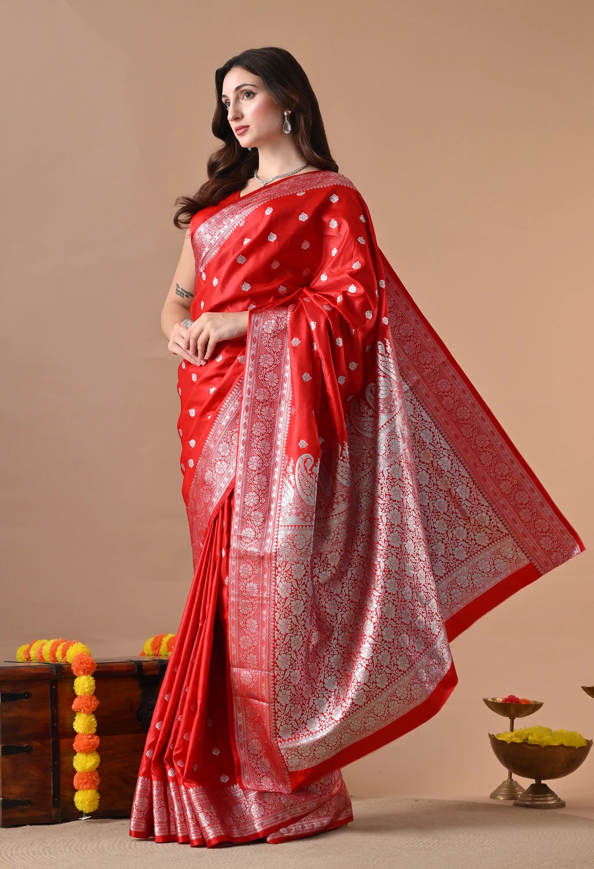 Red & Silver-Toned Woven Design Silk Blend Banarasi Saree