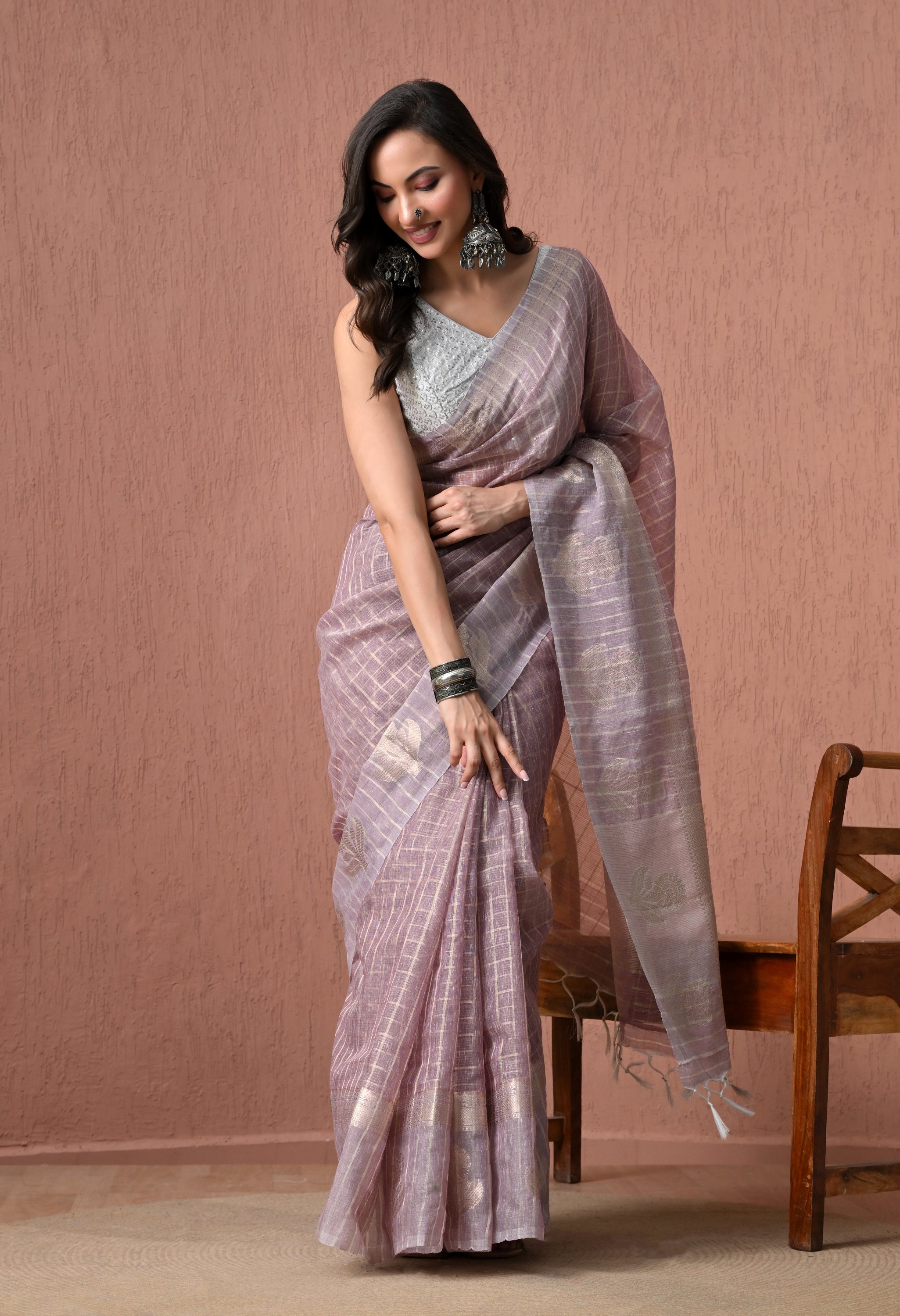 Charming Mauve Pure Cotton Handloom Saree with Zari Checked Pattern and Floral Pallu.