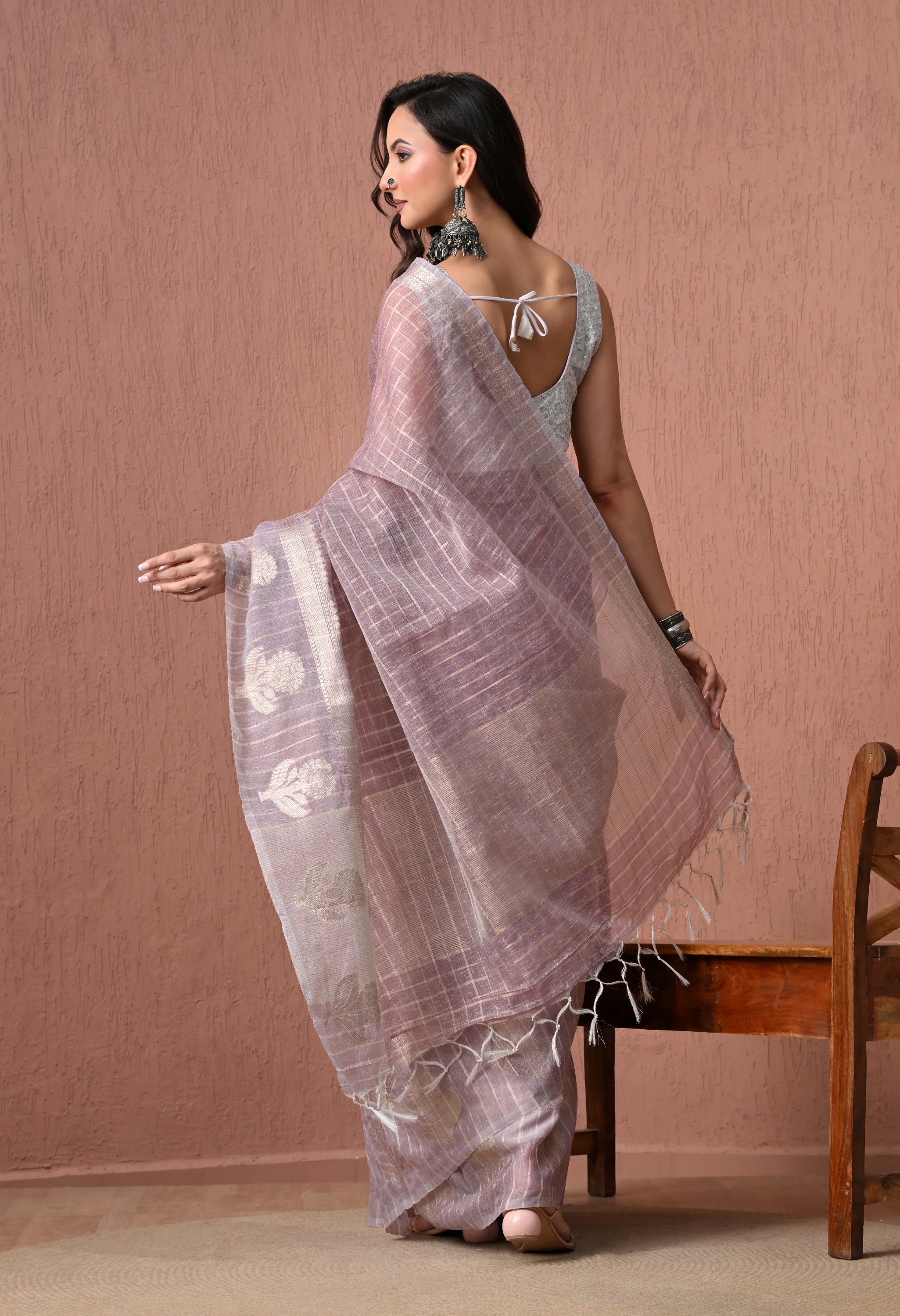 Charming Mauve Pure Cotton Handloom Saree with Zari Checked Pattern and Floral Pallu.