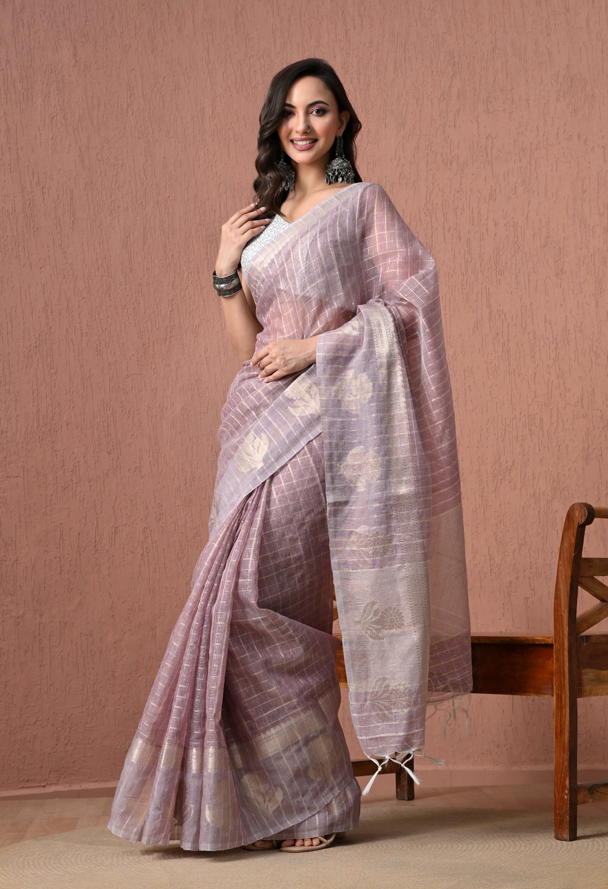 Charming Mauve Pure Cotton Handloom Saree with Zari Checked Pattern and Floral Pallu.