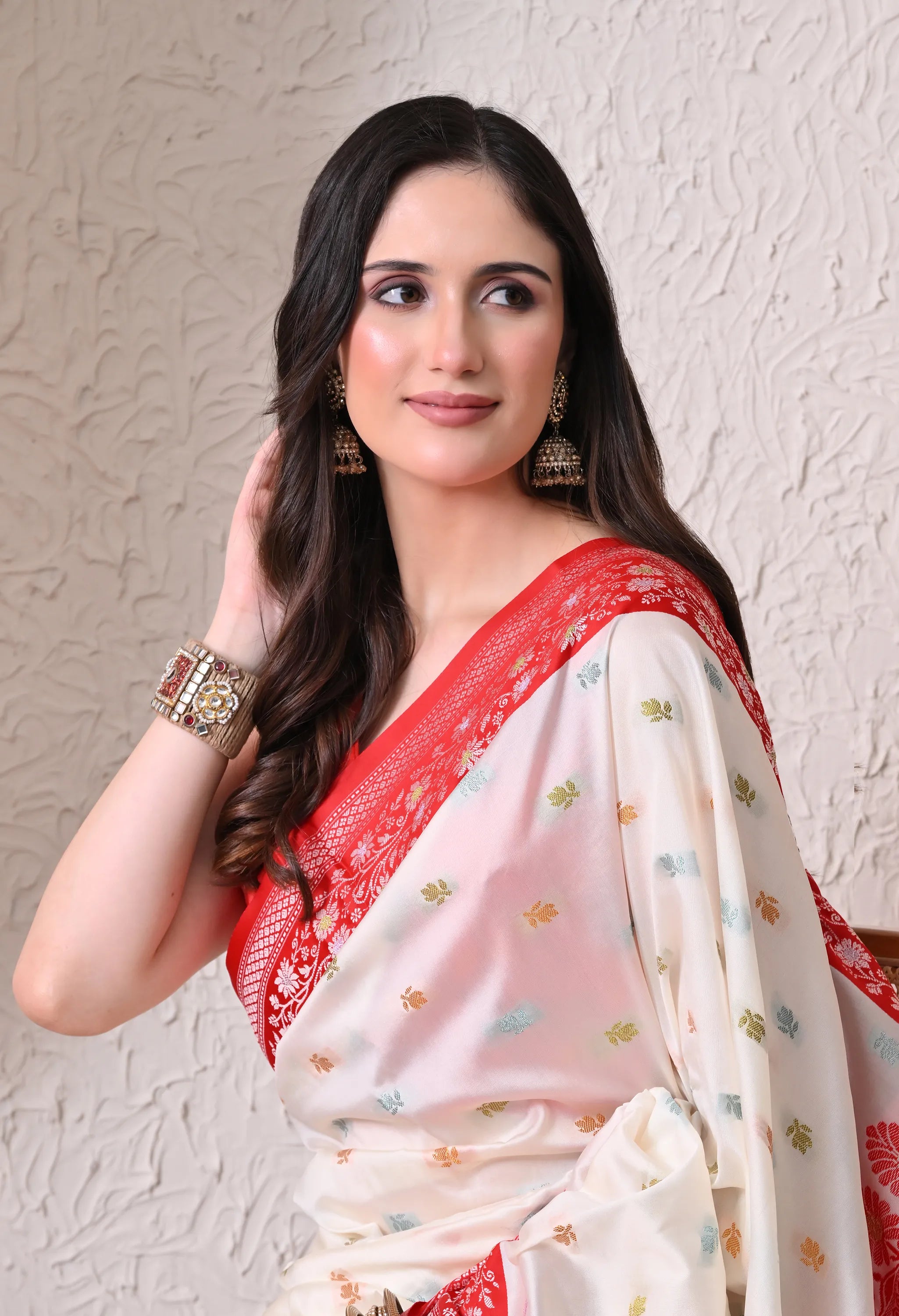 Elegant Off-White and Red Silk Blend Saree with Traditional Woven Borders