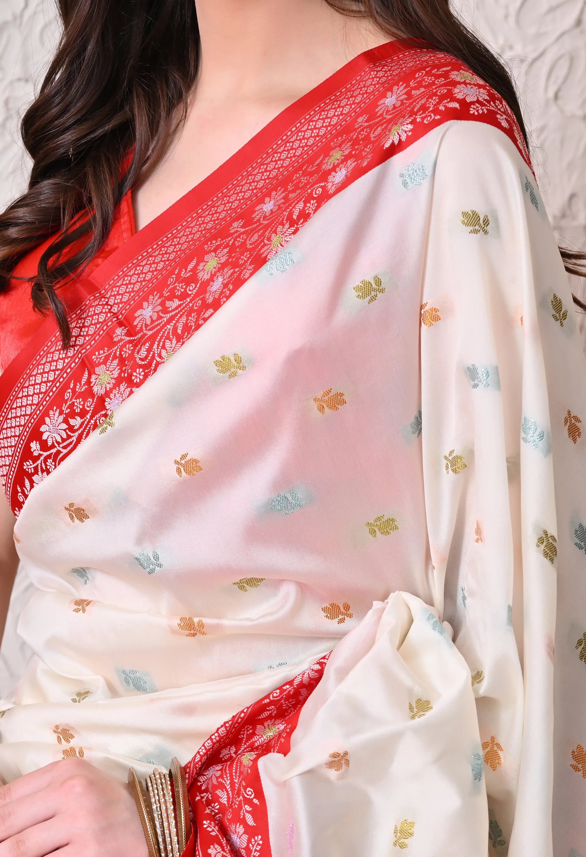 Elegant Off-White and Red Silk Blend Saree with Traditional Woven Borders