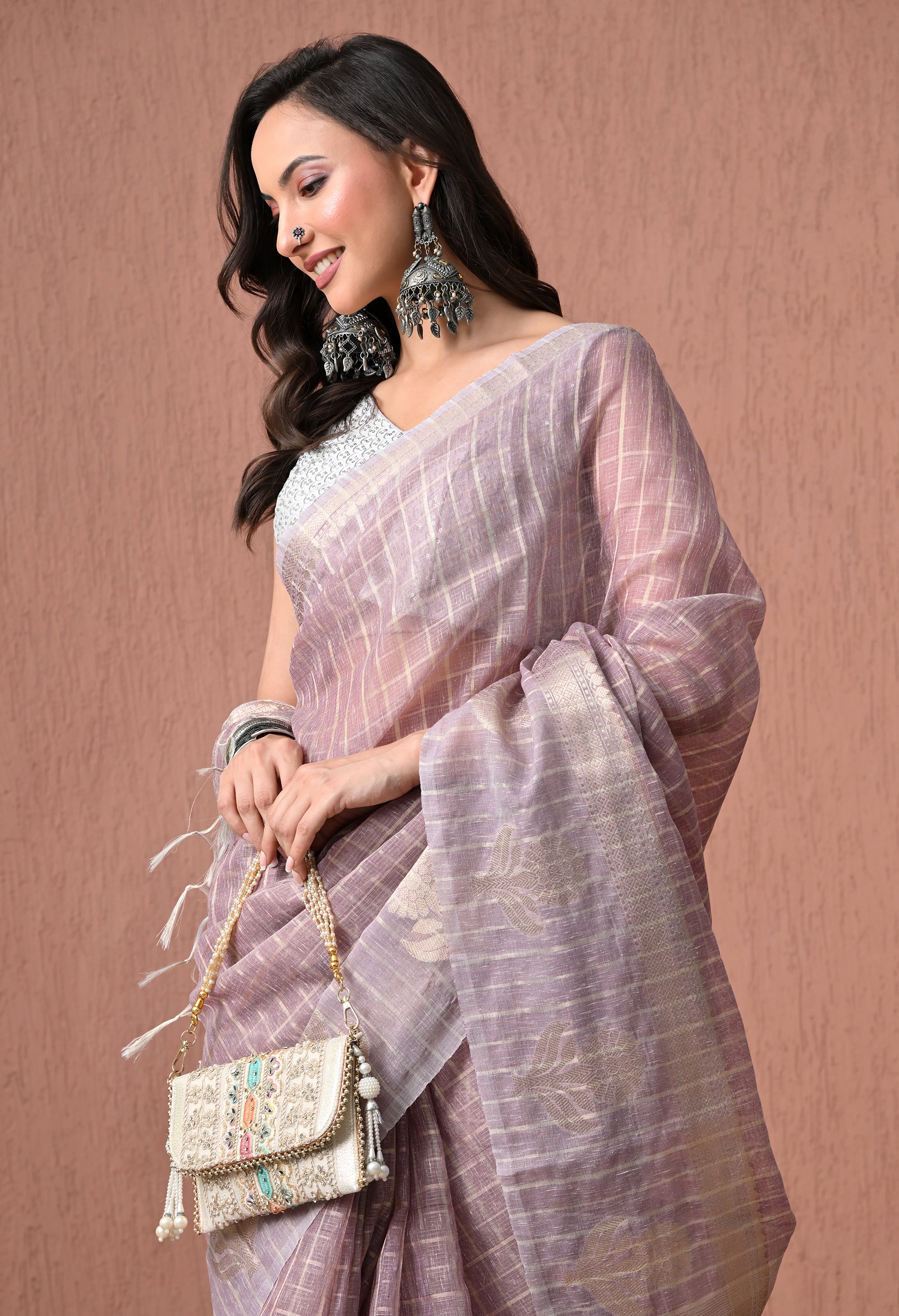 Charming Mauve Pure Cotton Handloom Saree with Zari Checked Pattern and Floral Pallu.