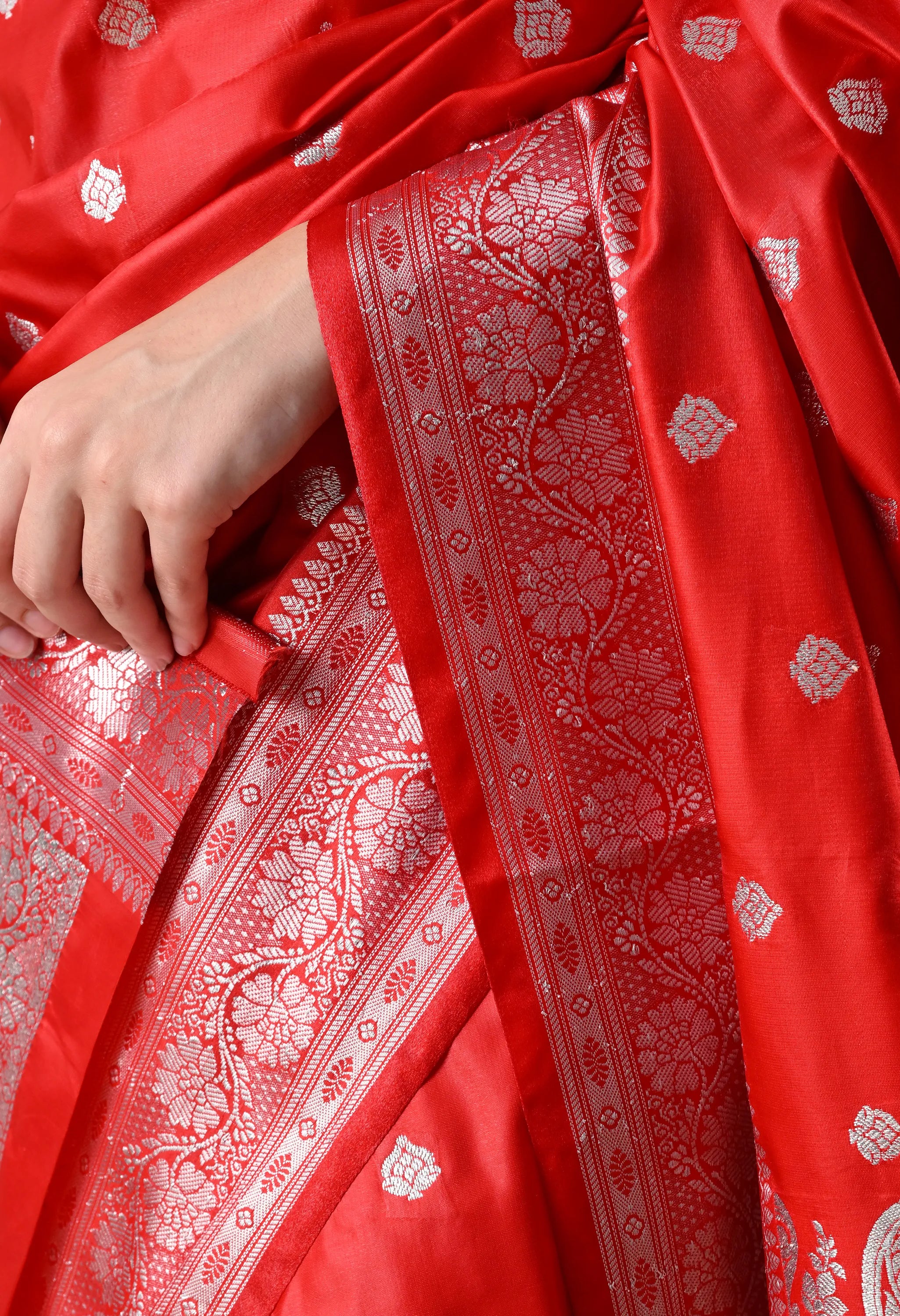 Red & Silver-Toned Woven Design Silk Blend Banarasi Saree