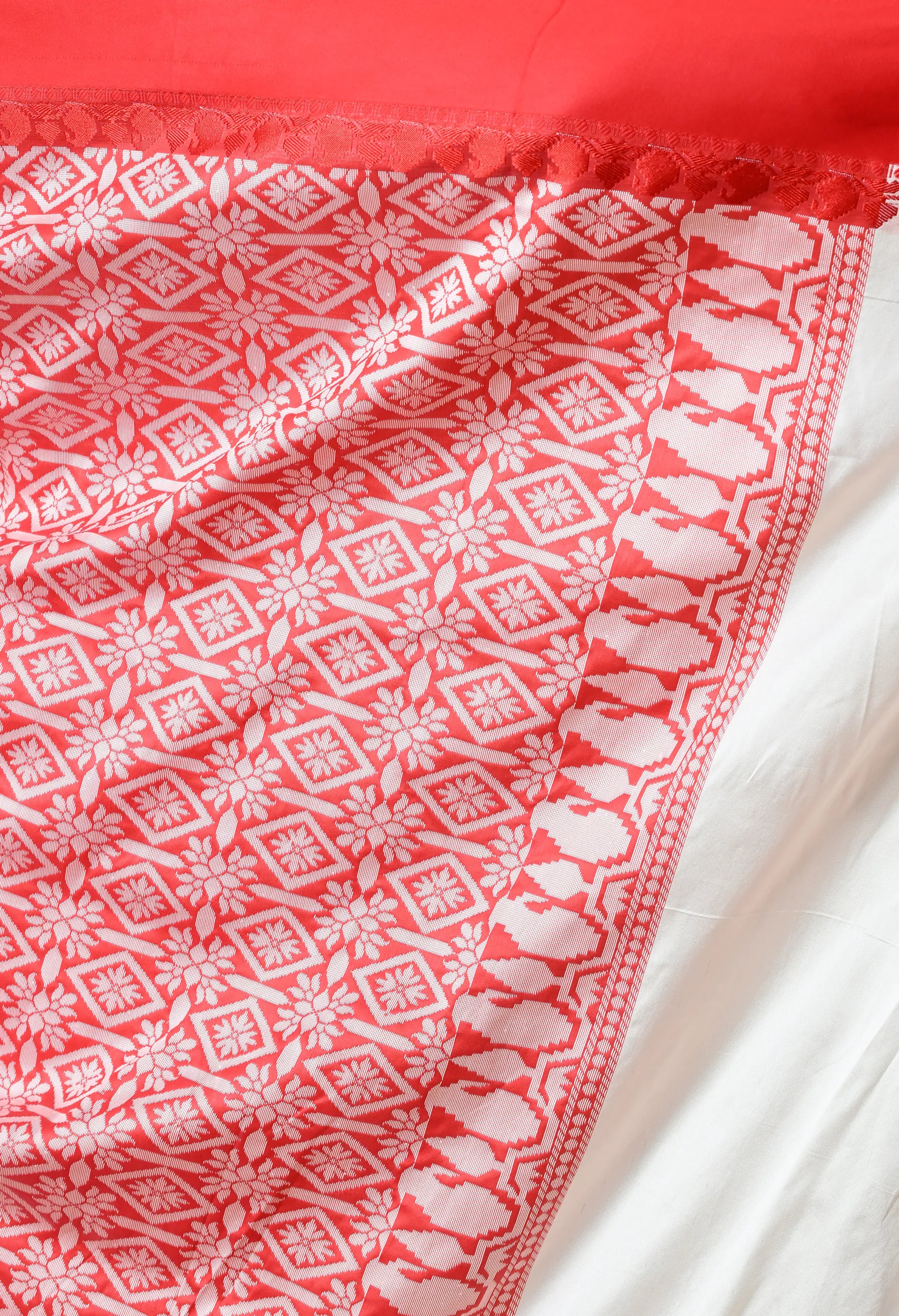 Elegant Off-White & Red Silk Blend Woven Design Saree with Blouse Piece