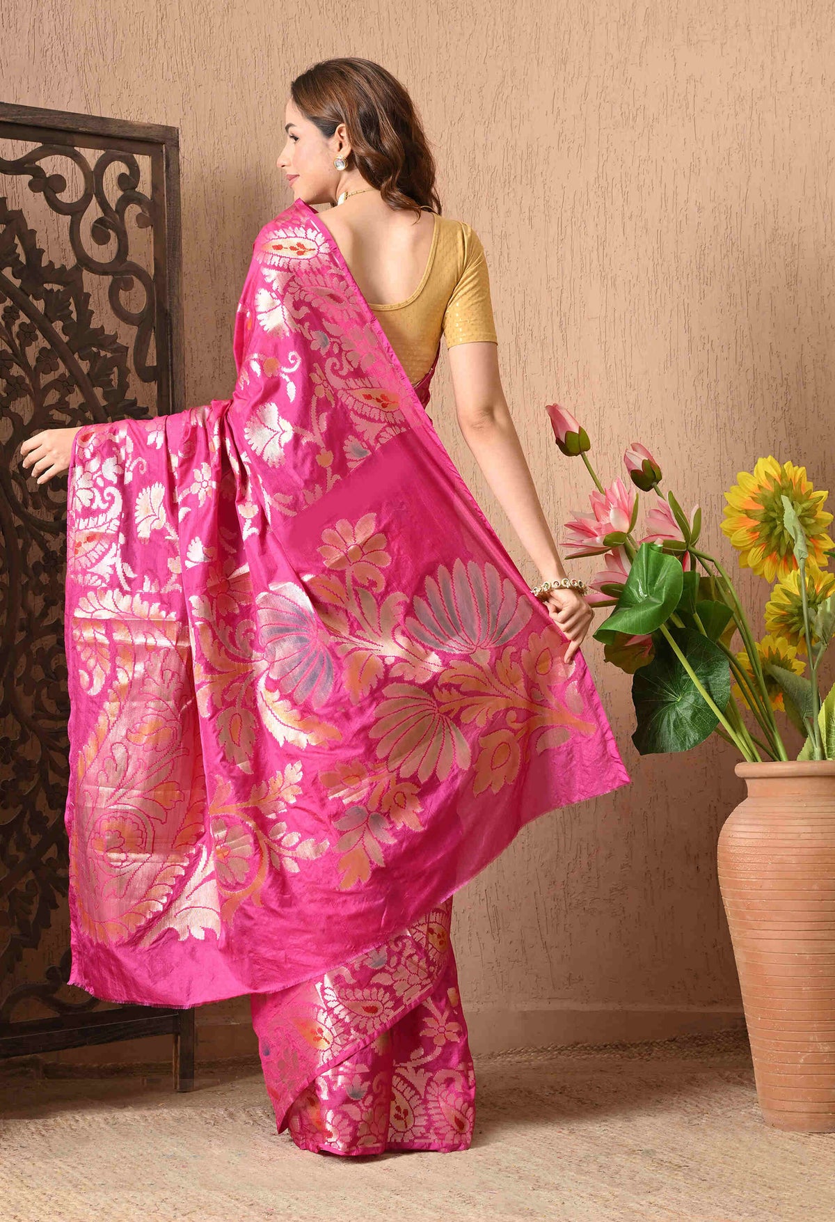 Buy Latest Designs & Trends Saree Online 